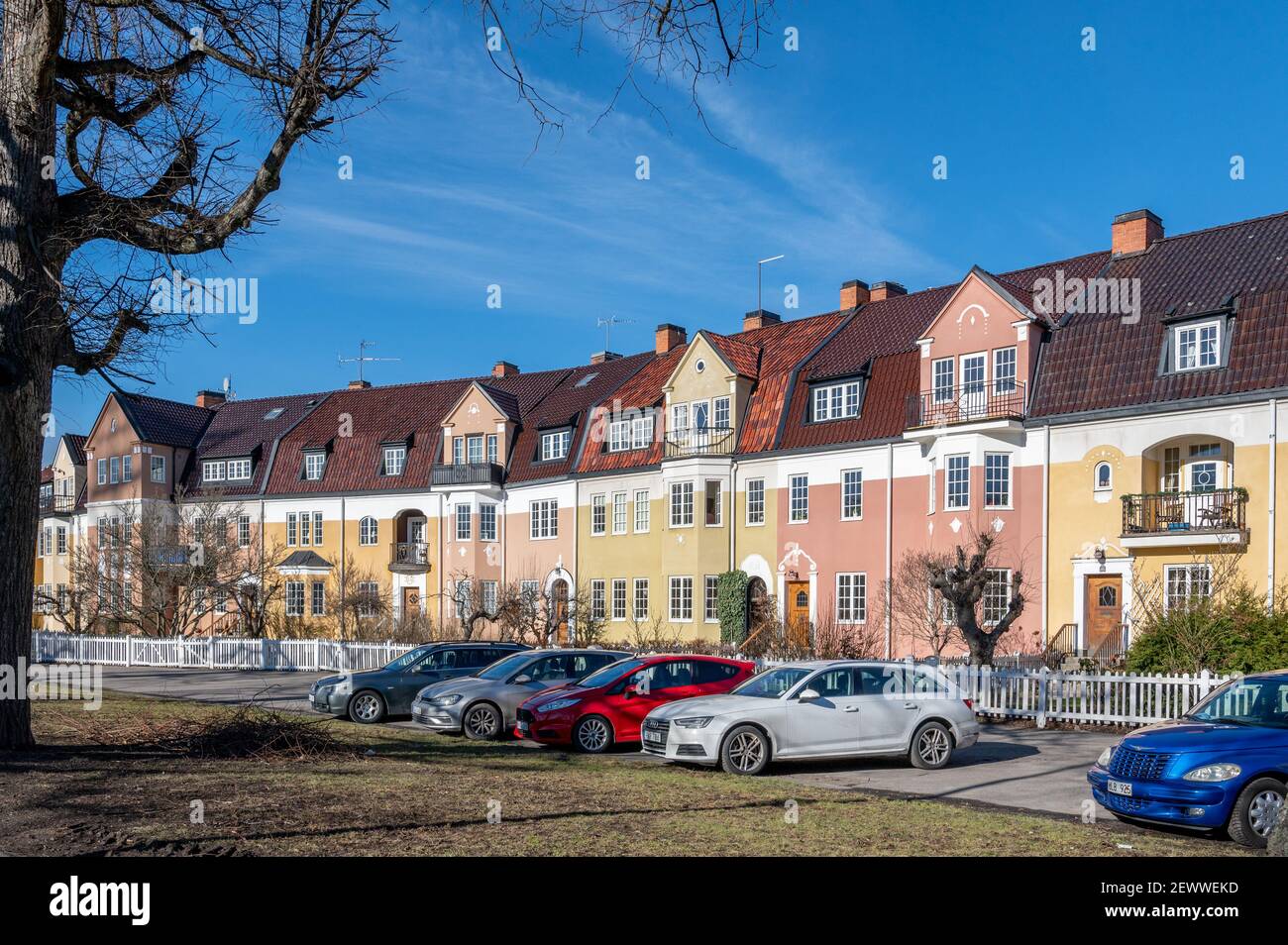 Case a schiera in stile inglese presso la Southern Promenade all'inizio della primavera a Norrkoping, Svezia. Le Promenades sono state ispirate ai viali di Parigi. Foto Stock