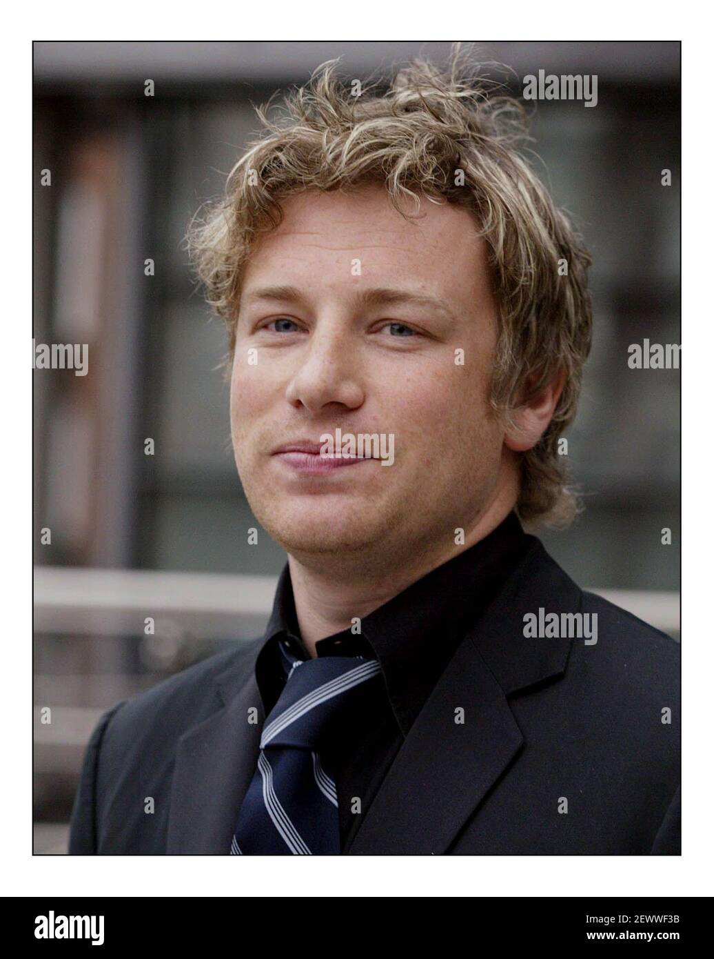 Jamie Oliver ad una fotocellula prima della sua stampa conf re Cene scolastiche tenute al canale quattro a Londonpic David Sandison 30/3/2005 Foto Stock