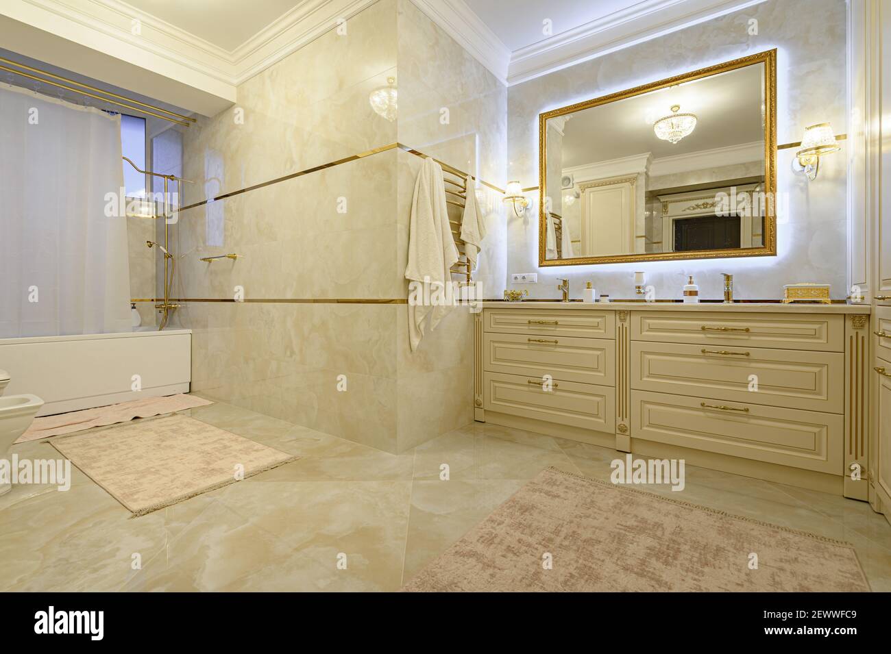 Moderno bagno di lusso beige e dorato Foto Stock