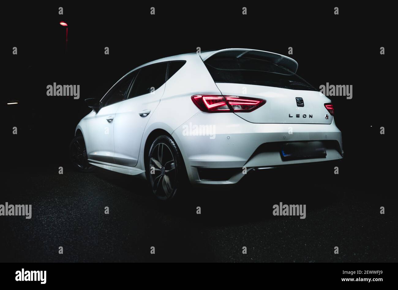 MALCHOW (Müritz), GERMANIA - 27 novembre 2019: Seat Leon FR con bodykit, 2.0 L TDI, iniezione turbo diesel, luce perfekt; notte; bianco ca Foto Stock