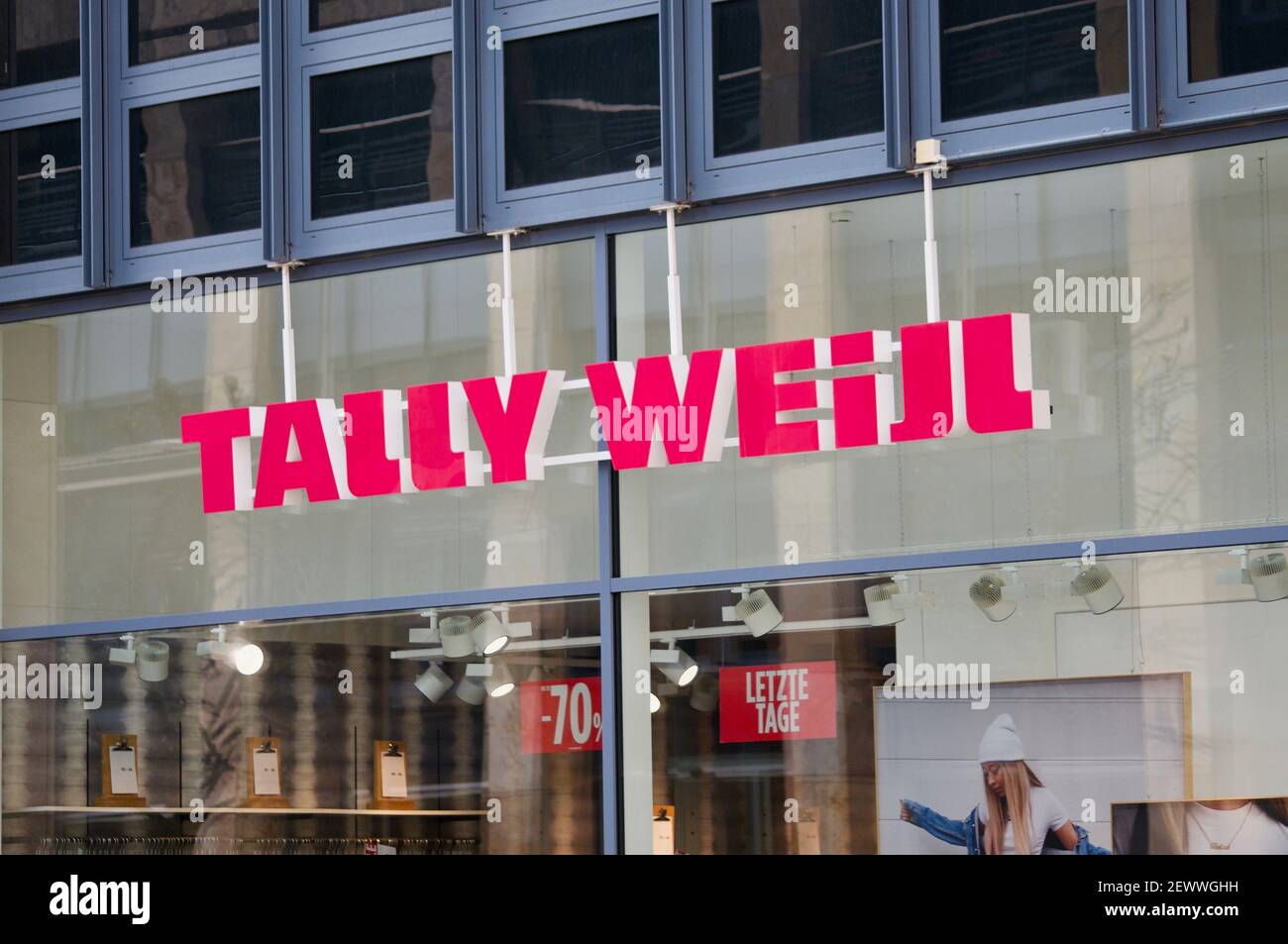 Zug, Svizzera - 26 febbraio 2021 : insegna di Tally Weijl appesa di fronte all'edificio del negozio a Zug, Svizzera. Tally Weijl è una fash giovanile svizzera Foto Stock