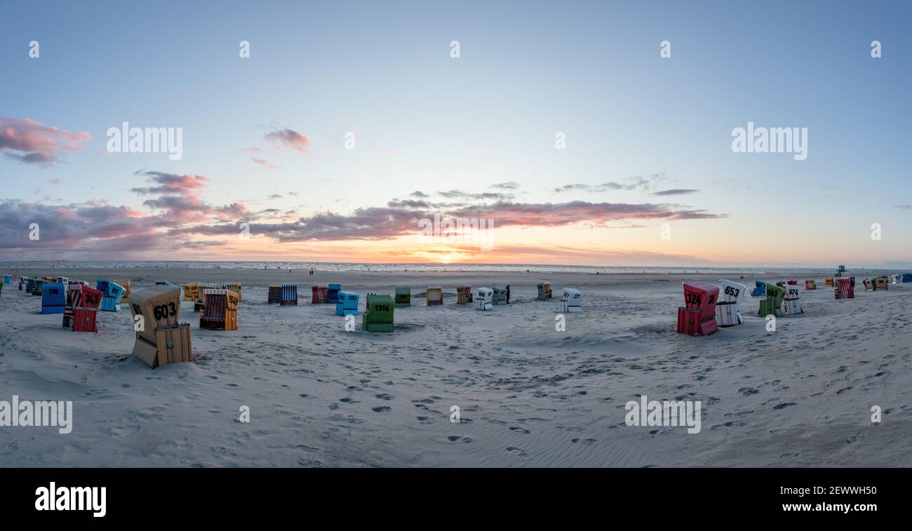 Bellissimo scenario di paesaggio sul Mare del Nord, nel nord dell'isola tedesca, Langeoog, al tramonto Foto Stock