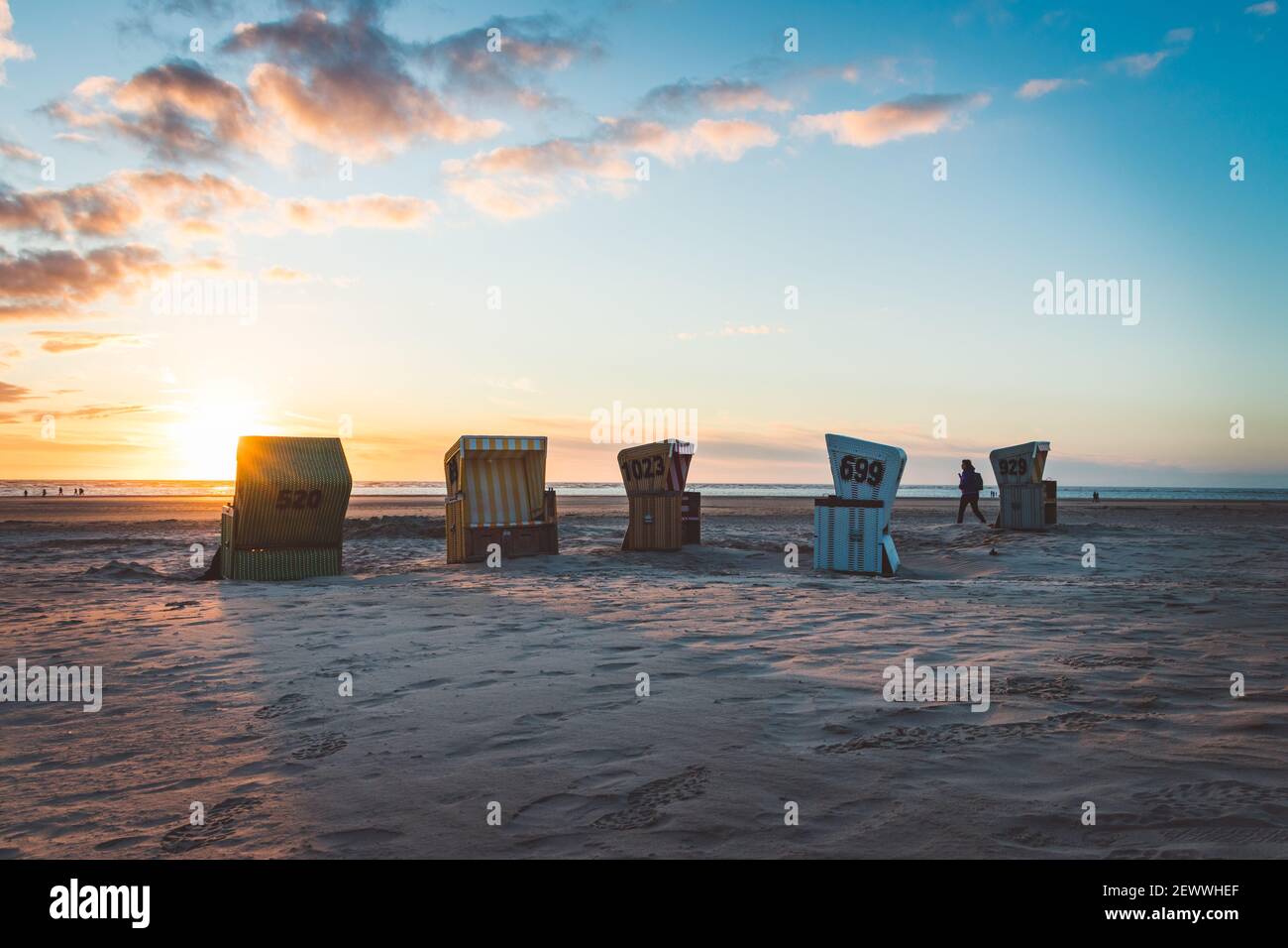 Bellissimo scenario di paesaggio sul Mare del Nord, nel nord dell'isola tedesca, Langeoog, al tramonto Foto Stock