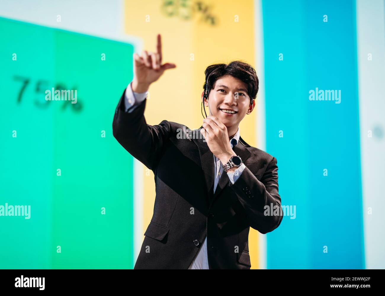 Il diffusore asiatico maschile è in piedi sul palco per la presentazione aziendale Foto Stock