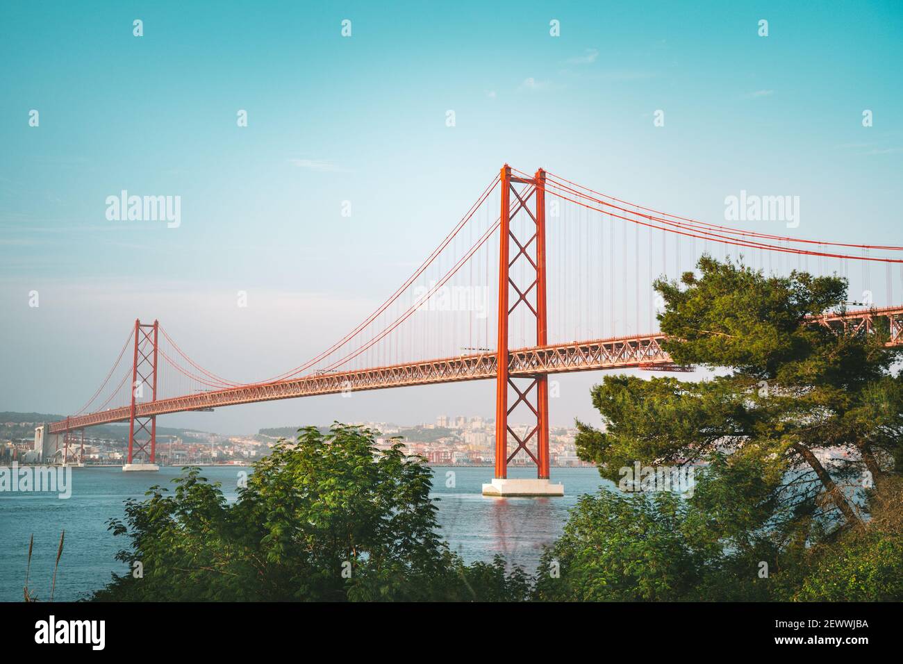 25 De April Bridge. Il ponte rosso collega Lisbona e Almada attraverso il fiume Tago. Lisbona e Portogallo. Foto Stock