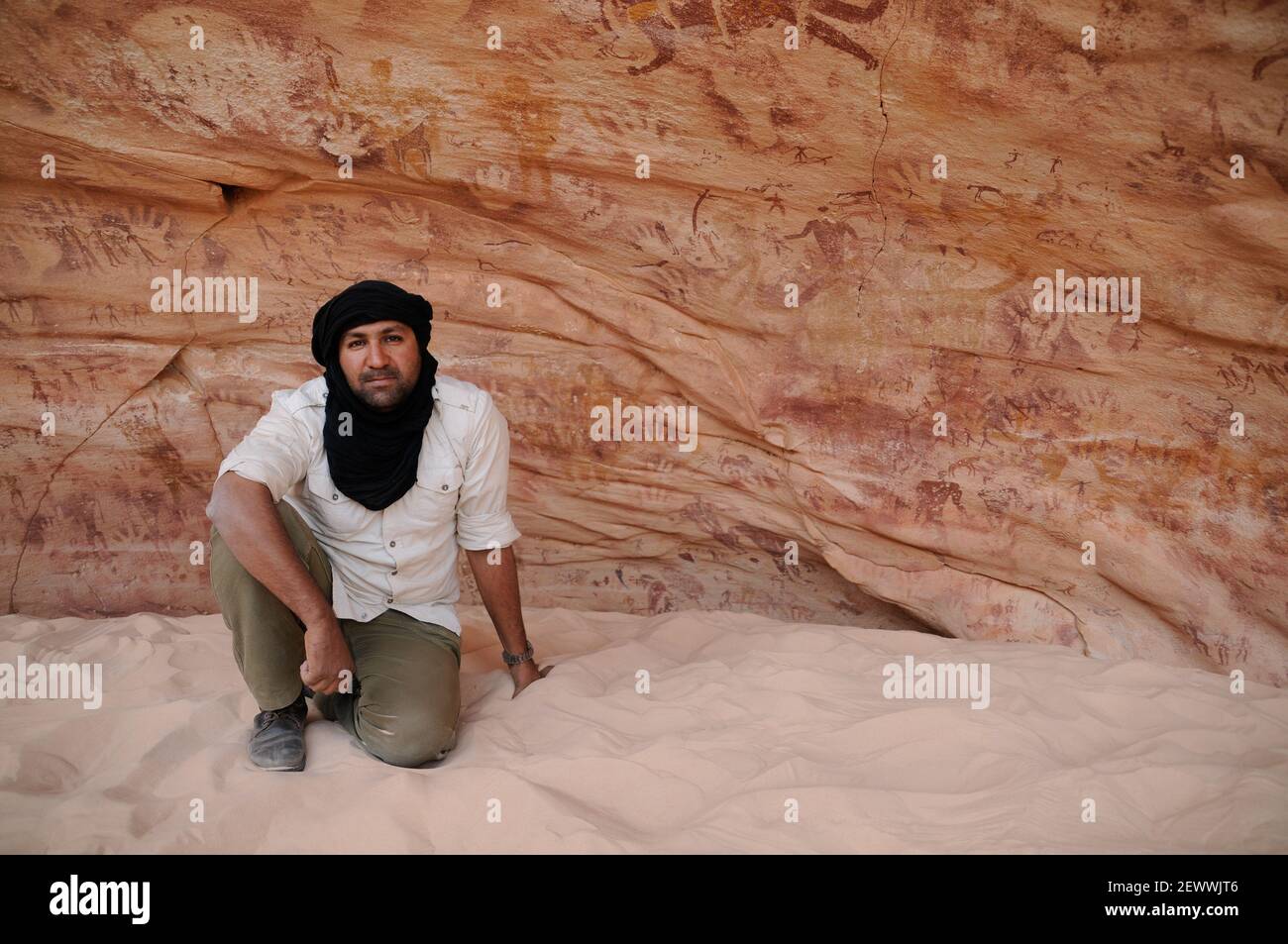 un esploratore al sito di arte rupestre e dipinti neolitici alla Grotta di Foggini-Mestikawi a Wadi Sura, Gilf Kebir, deserto occidentale in Egitto. Foto Stock