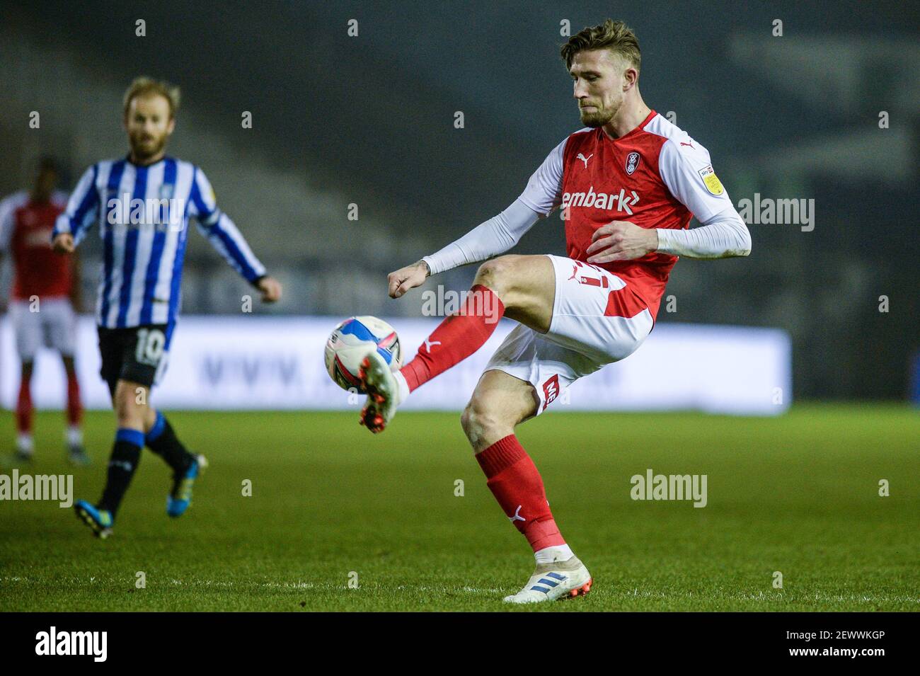 Sheffield, Regno Unito. 03 marzo 2021. Angus MacDonald N. 21 di Rotherham si è Unito alla palla a Sheffield, Regno Unito il 3/3/2021. (Foto di Dean Williams/News Images/Sipa USA) Credit: Sipa USA/Alamy Live News Foto Stock