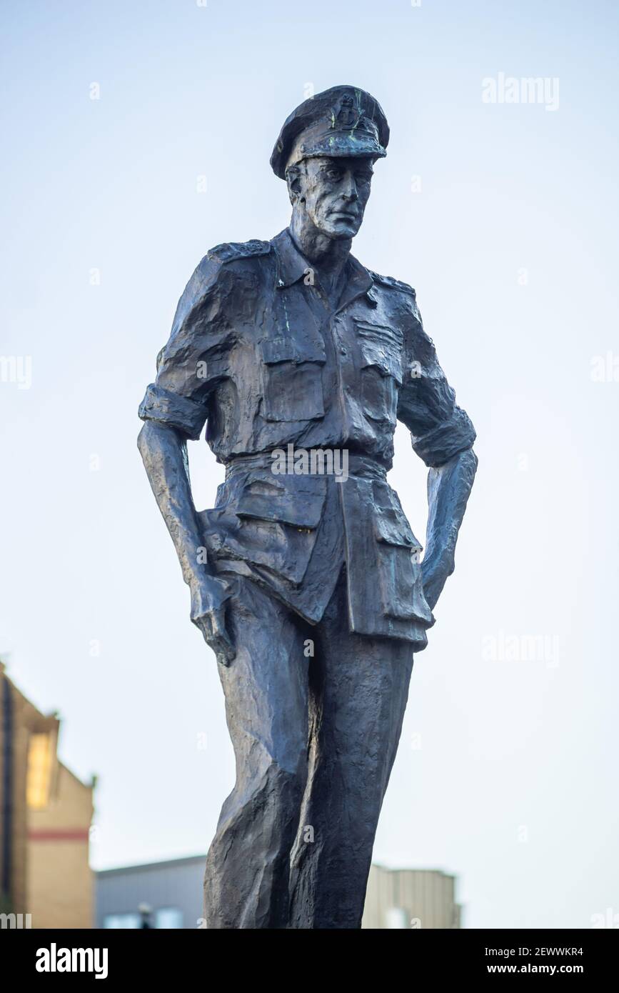 Statua di Lord Louis Mountbatten, Comandante supremo alleato durante la campagna birmana nella seconda guerra mondiale, a Grosvenor Square, Southampton, Inghilterra, Regno Unito Foto Stock