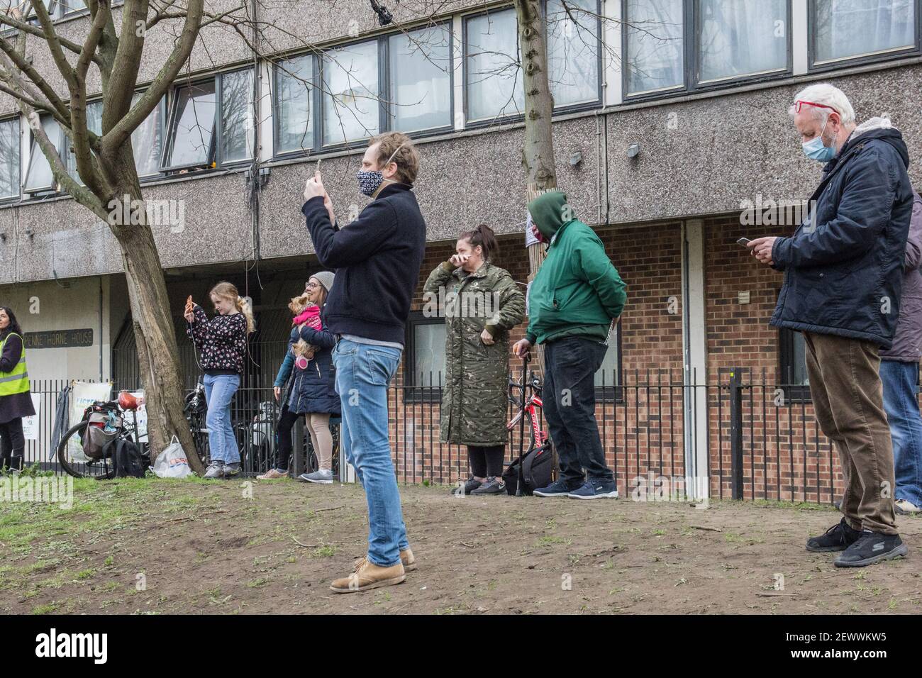 York Gardens, Londra, Regno Unito. 3rd marzo, 2021. Le persone provenienti dai dintorni iniziano a riunirsi agli York Gardens. È il decimo giorno di albero-seduta per i protettori dell'albero che stanno occupando l'albero nero di pioppo 100-year-old dovuto essere abbattuto lunedì scorso, 22nd di febbraio, 2021, da una joint venture fra le case di Wimpey di Taylor ed il Consiglio di Wandsworth. Oggi a mezzogiorno Marcus Decker, 32, scenderà dall'albero. Egli è in buona salute e spirito, e ha dichiarato: "Potrei scendere oggi, ma insieme possiamo fermare questa follia di abbattimento”. Credit: SABRINA MEROLLA/Alamy Live News Foto Stock