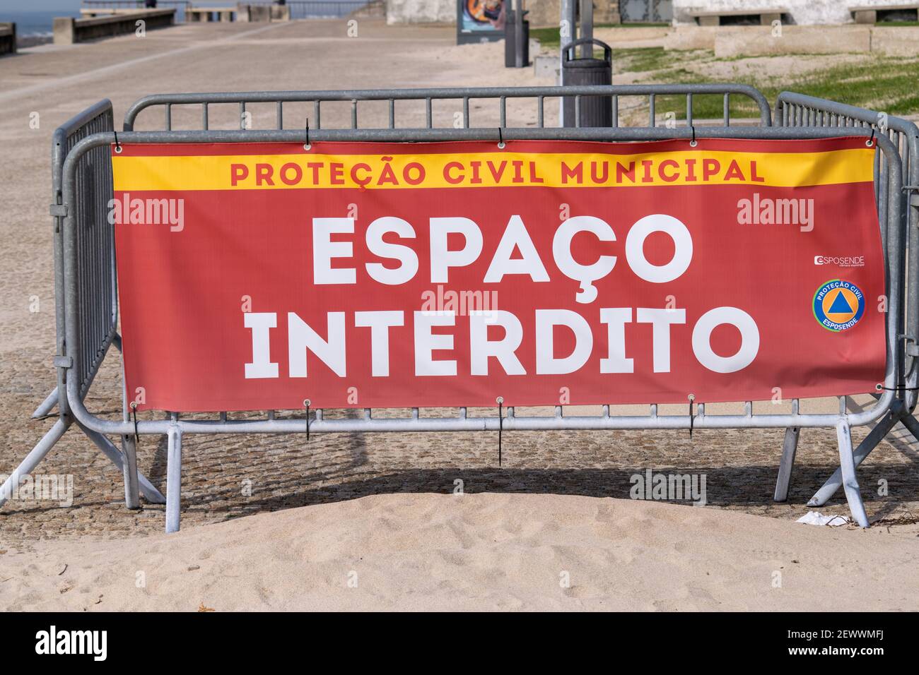 Firma Protecção civile Espaço interdito da Esposende Covid19 misure circa la distanza sociale in Portogallo. Espaço segno di Interdito Foto Stock