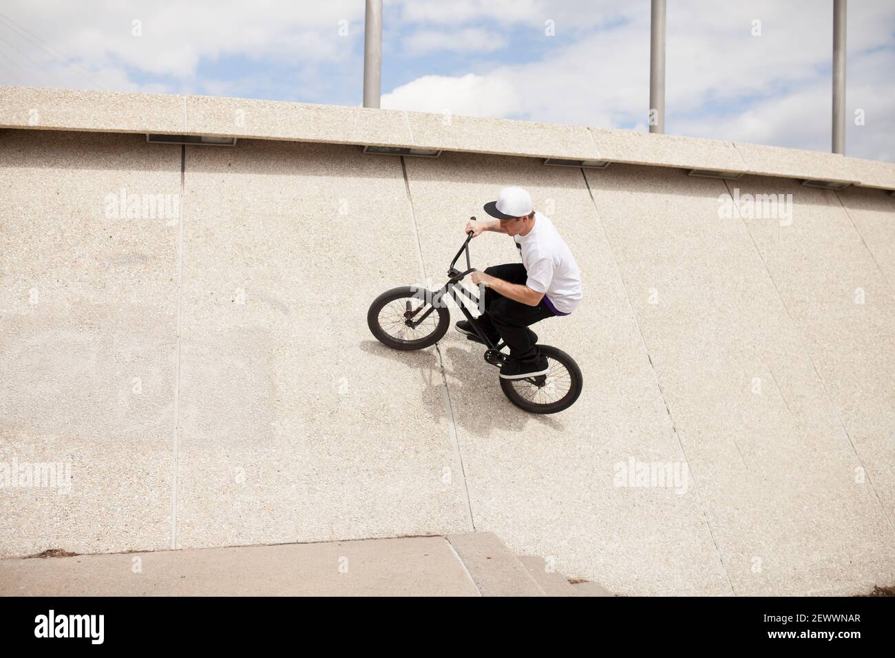 Giovane pilota bmx cercando di terra trucco Foto Stock