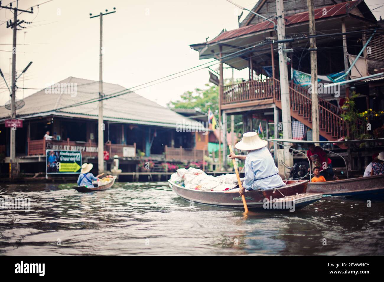 Donne che lavorano al mercato galleggiante in Thailandia. Foto Stock