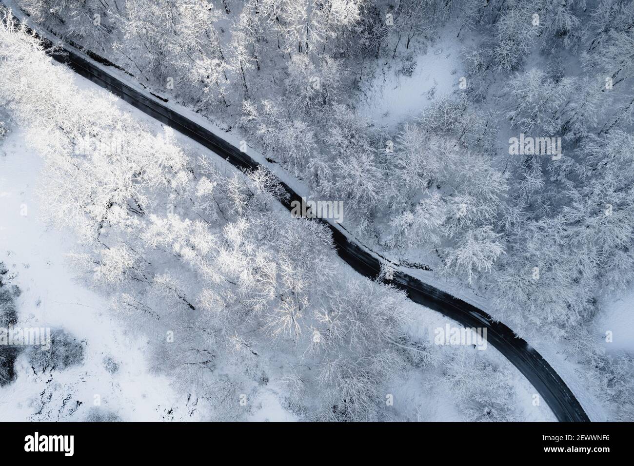 alta curva di montagna in ambiente nevoso dalla vista drone Foto Stock