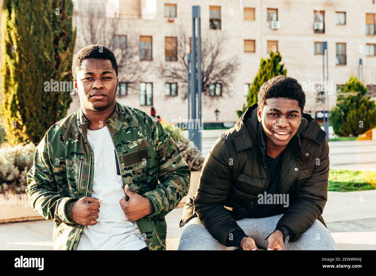 Ritratto di due amici afro-americani sorridenti e divertenti in uno spazio urbano. Foto Stock