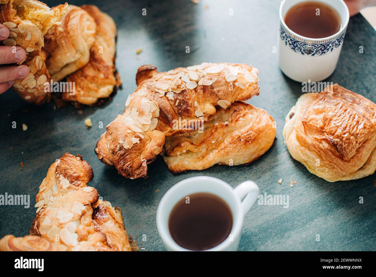 Pasticceria fresca e tazza di tè a tavola per la colazione Foto Stock