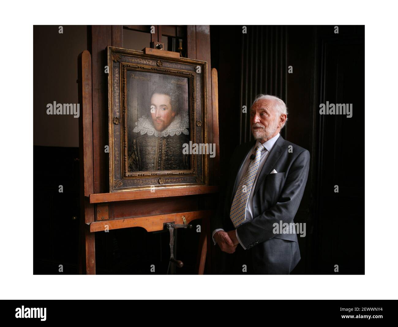 Il professor Stanley Wells CBE ammira un ritratto di William Shakespeare dipinto nel 1610, si ritiene che sia l'unica foto sopravvissuta di William Shakespeare dipinta nella sua vita. Il ritratto sarà esposto al Shakespeare Birthplace Trust di Stratford-upon-Avon il 23 aprile 2009. Fotografia di David Sandison Foto Stock