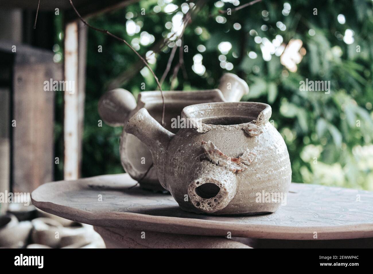 Primo piano di prodotti artigianali rotti su ruota in ceramica in officina Foto Stock