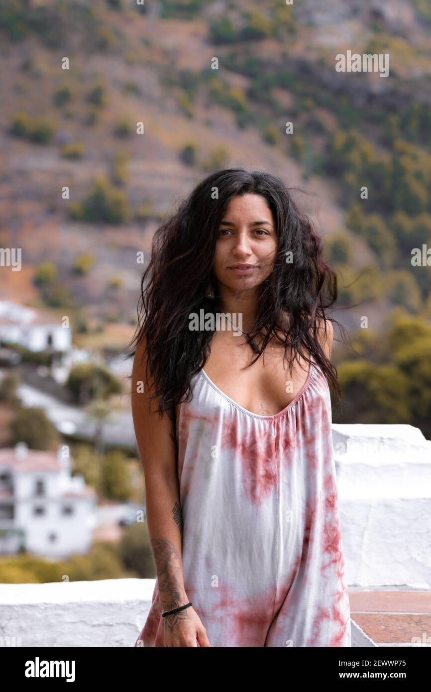 Bella giovane donna con un bel vestito in una città. Foto Stock