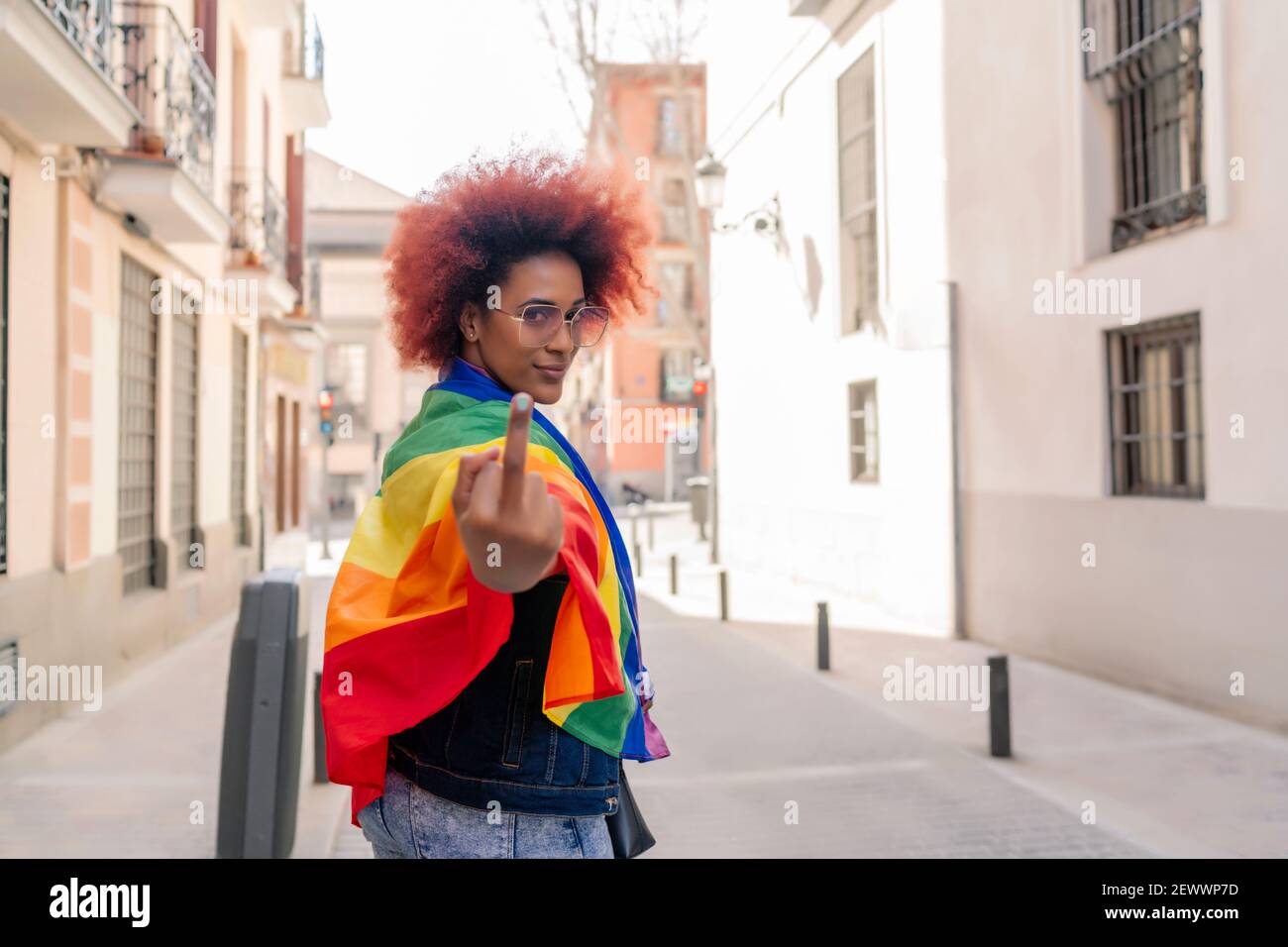 donna attivista con bandiera gay Foto Stock