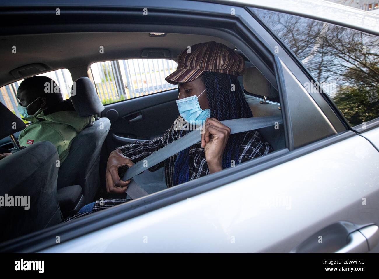Una donna usa un taxi privato a Canning Town, Londra. Foto Stock
