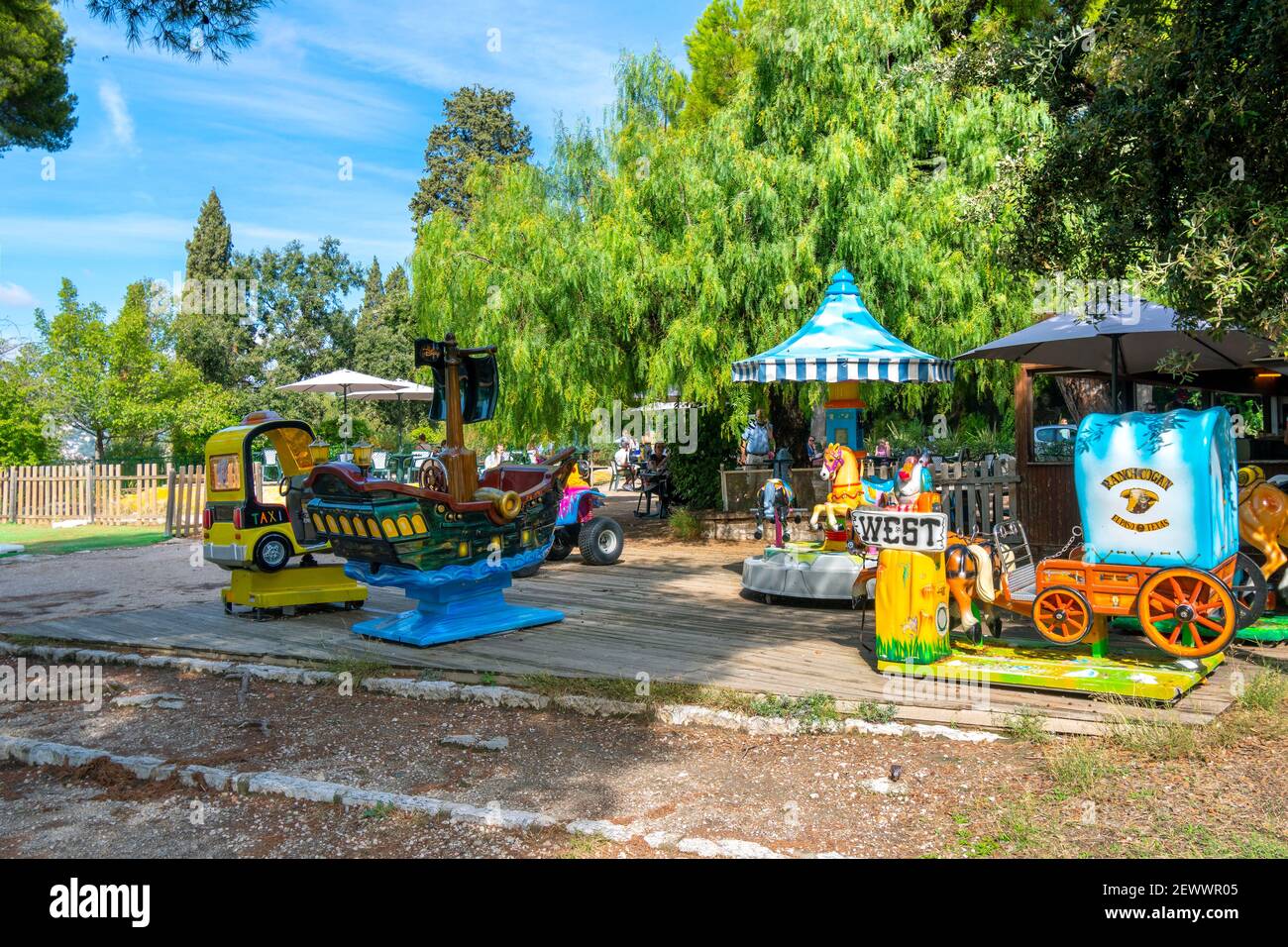 Giostre per bambini nel parco pubblico sulla collina del Castello sulla Costa Azzurra a Nizza, Francia. Foto Stock