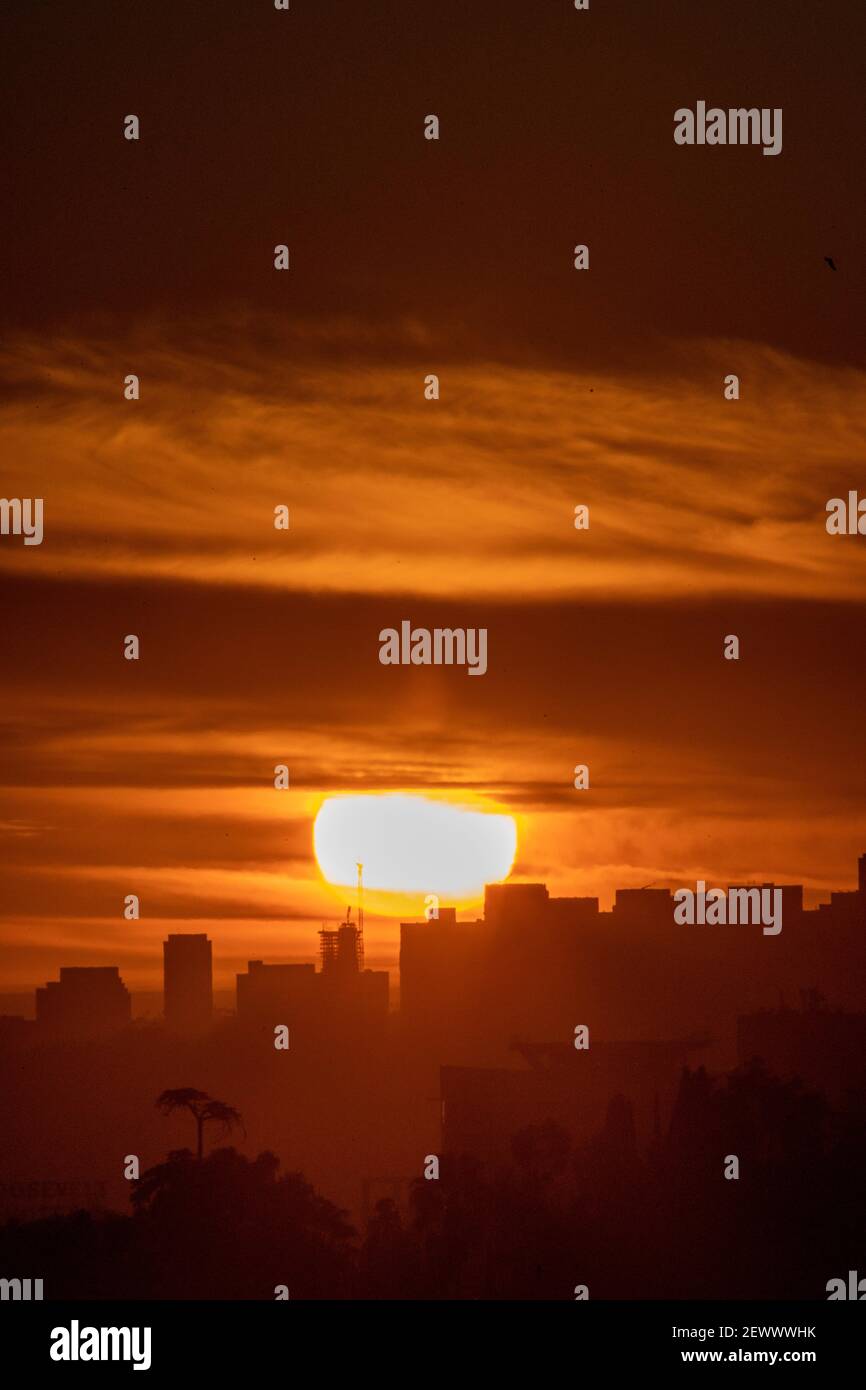 Uno spettacolare sole arancione tramonta sullo skyline del lato ovest di Los Angeles. Foto Stock