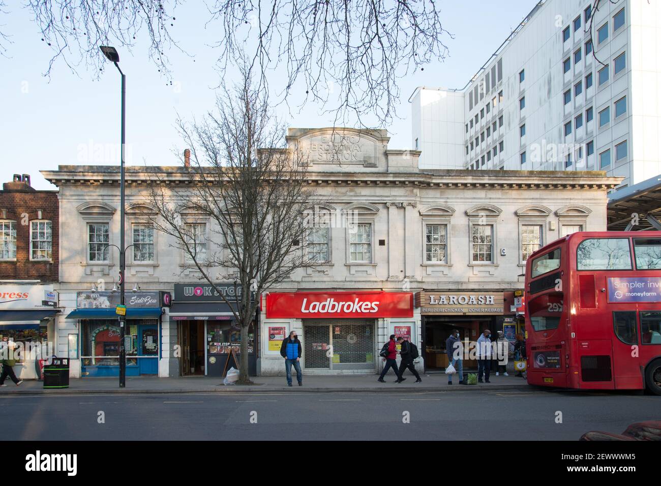 Facciata della vecchia stazione di Ealing Broadway Foto Stock