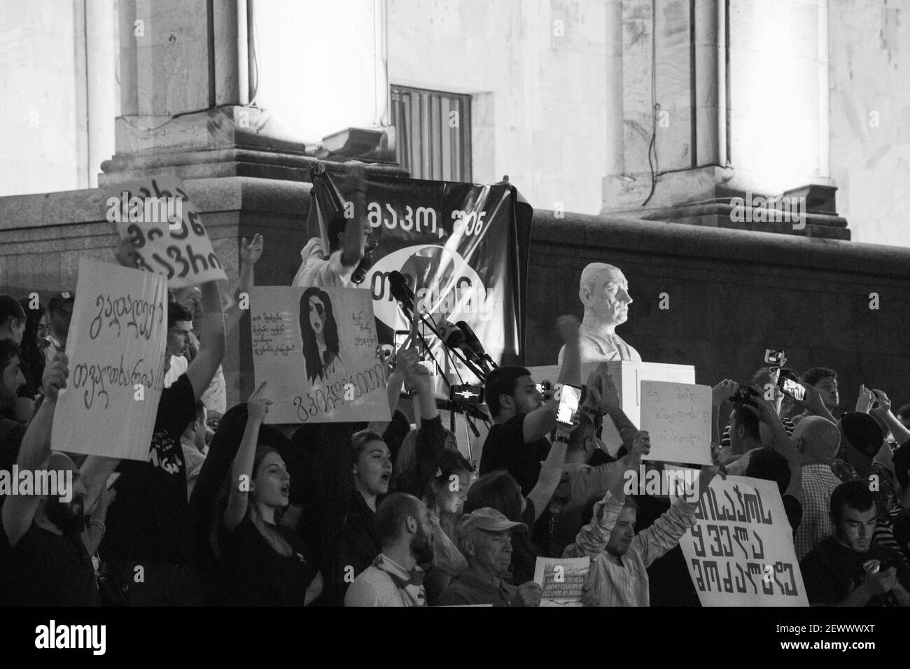 TBILISI, GEORGIA - 24 giugno 2020: Proteste georgiane davanti al Parlamento della Georgia Foto Stock