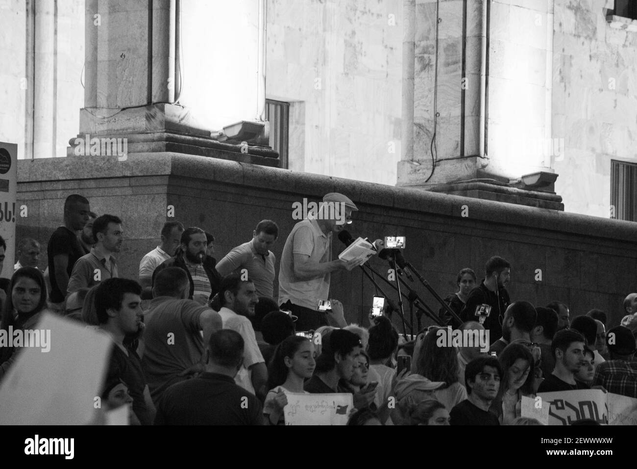 TBILISI, GEORGIA - 24 giugno 2020: Proteste georgiane davanti al Parlamento della Georgia Foto Stock