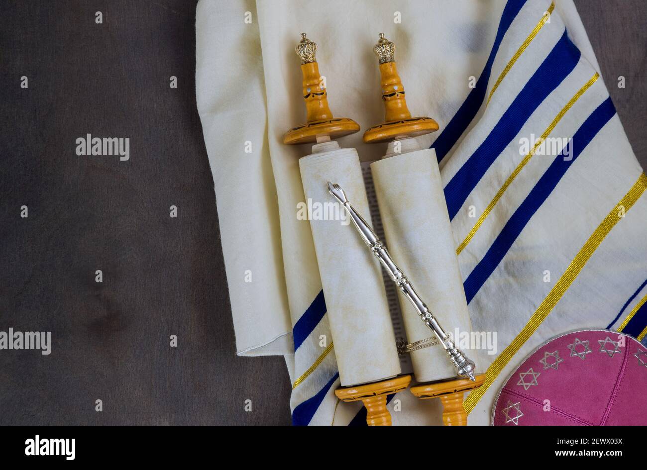 Vacanze ebraiche, durante la preghiera oggetti kippa con scialle di  preghiera tallit su shofar, torah scroll Foto stock - Alamy