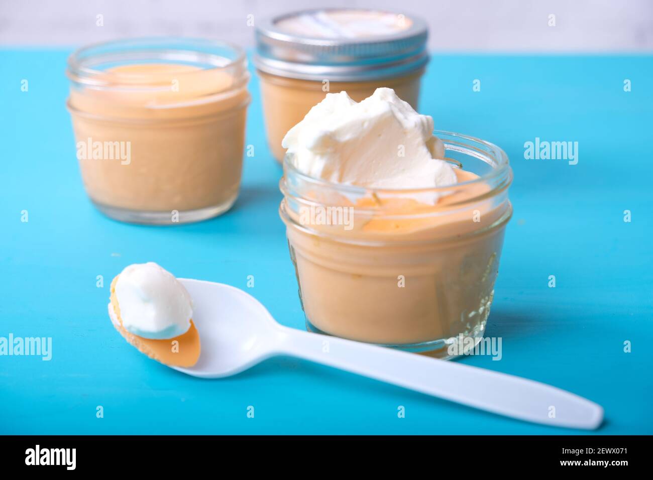 crema di formaggio e gelatina keto dessert con panna montata, un pasto  dietetico chetogenico Foto stock - Alamy