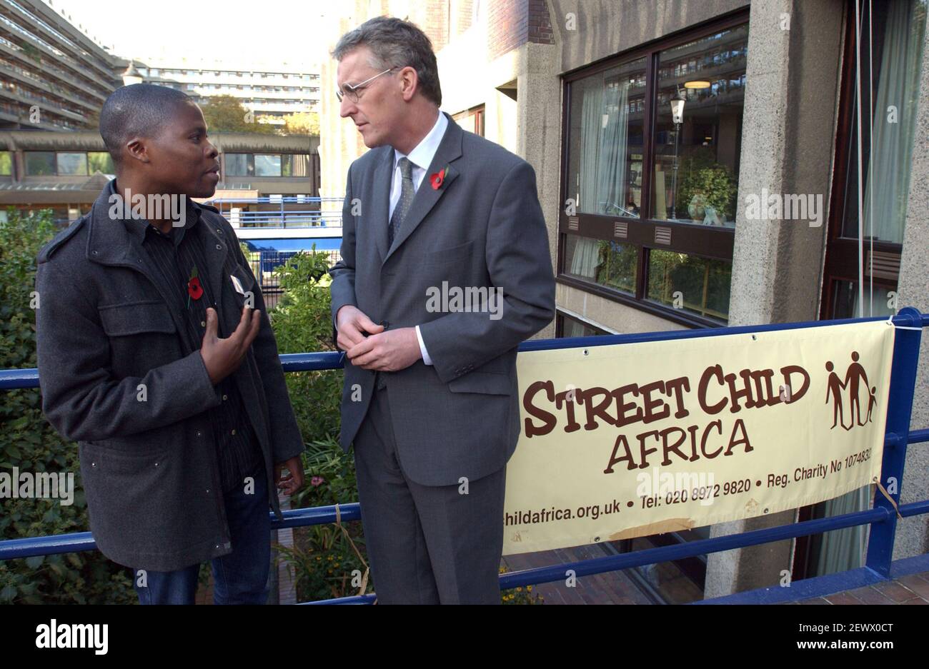 JOSSY SITOE UN EX BAMBINO DI STRADA DAL MOZAMBICO E ORA UN ARTISTA CHE VIVE A SOUTHPORT, PARLA CON HILARY BENN MP, SEGRETARIO DI STATO, DFID, IN UN SEMINARIO SULLA QUESTIONE DEI BAMBINI DI AFRICAS 'STREET, ORGANIZZATO DALLA CARITÀ, STREETCHILD AFRICA, AL BARBICAN A LONDRA. 31/10/06 TOM PILSTON Foto Stock