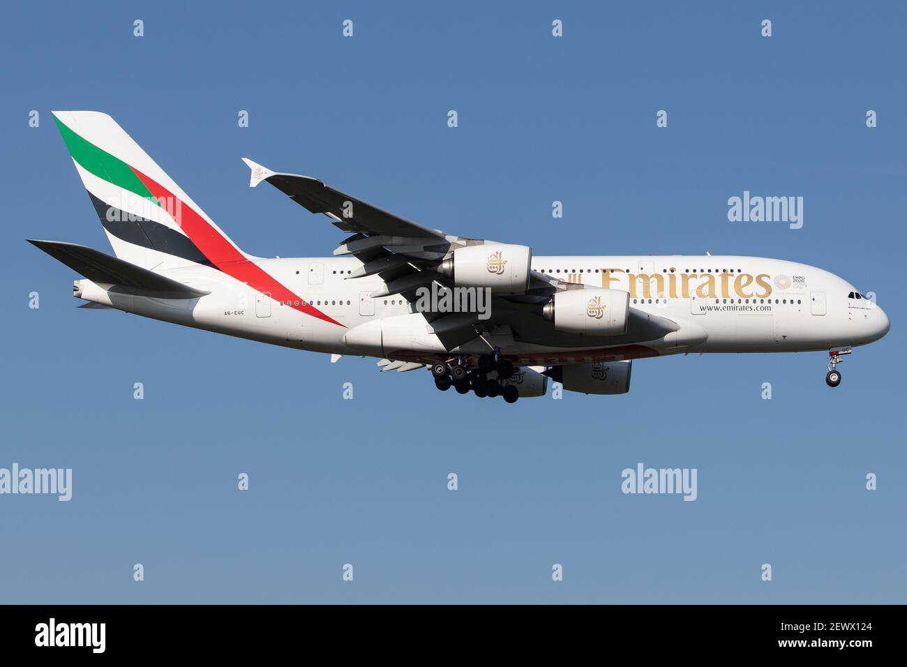 FRANCOFORTE sul MENO, GERMANIA - 02 novembre 2019: Emirati (EK/Emirati Arabi Uniti) in avvicinamento all'aeroporto di Francoforte (EDDF/fra) con un Airbus A380-861 A388. Foto Stock