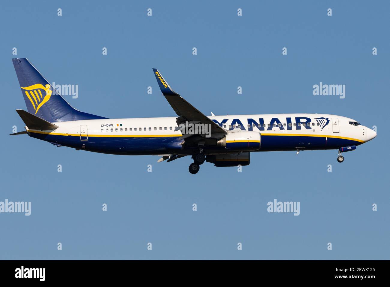 FRANCOFORTE sul MENO, GERMANIA - 01 novembre 2019: Ryanair (FR / RYR) in avvicinamento all'aeroporto di Francoforte (EDDF/fra) con un Boeing 737-8AS B738 Foto Stock