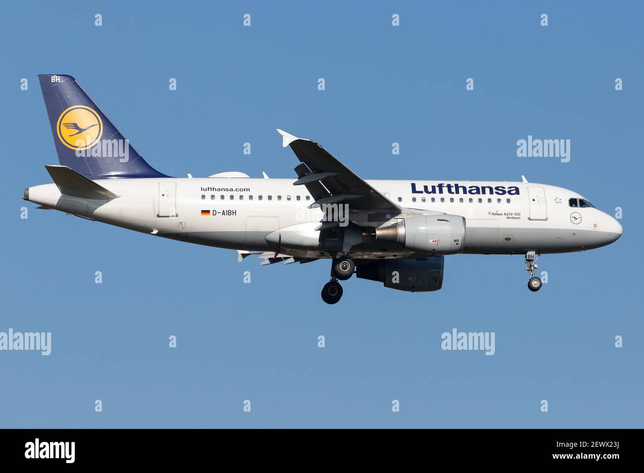 FRANCOFORTE AM MAIN, GERMANIA - 01 novembre 2019: Lufthansa (LH / DLH) in avvicinamento all'aeroporto di Francoforte (EDDF/fra) con un Airbus A319-112 A319. Foto Stock