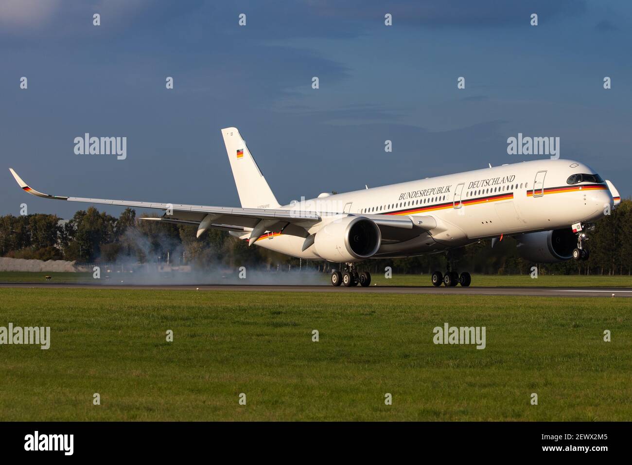 AMBURGO, GERMANIA - 30 settembre 2020: L'aeronautica tedesca (/ GAF) scende all'aeroporto di Amburgo (EDDH/HAM) con un Airbus A350-941 A359 dopo un testflight. Foto Stock