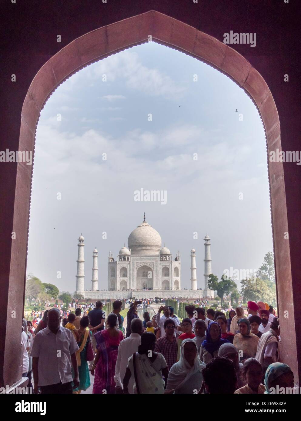 AGRA, INDIA - 26 MARZO 2019: Visitatori al cancello d'ingresso principale del taj mahal. Conosciuto anche come Darwaza-i-rauza o grande cancello. Foto Stock
