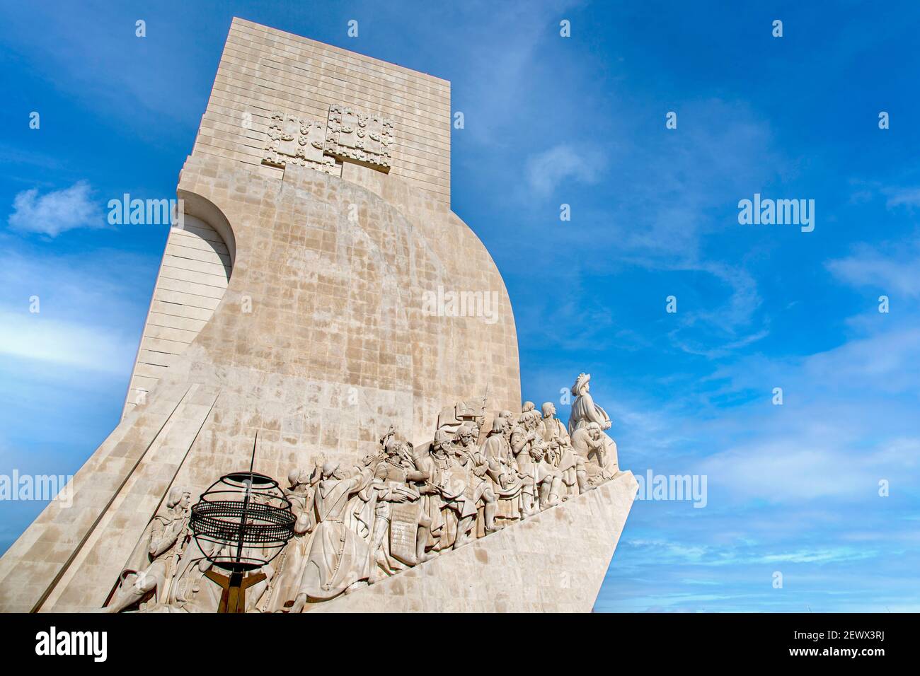 Lisbona, Portogallo - 17 maggio 2020: Monumento delle scoperte (Padrao dos Descobrimentos) sulla riva settentrionale del fiume Tago. Foto Stock