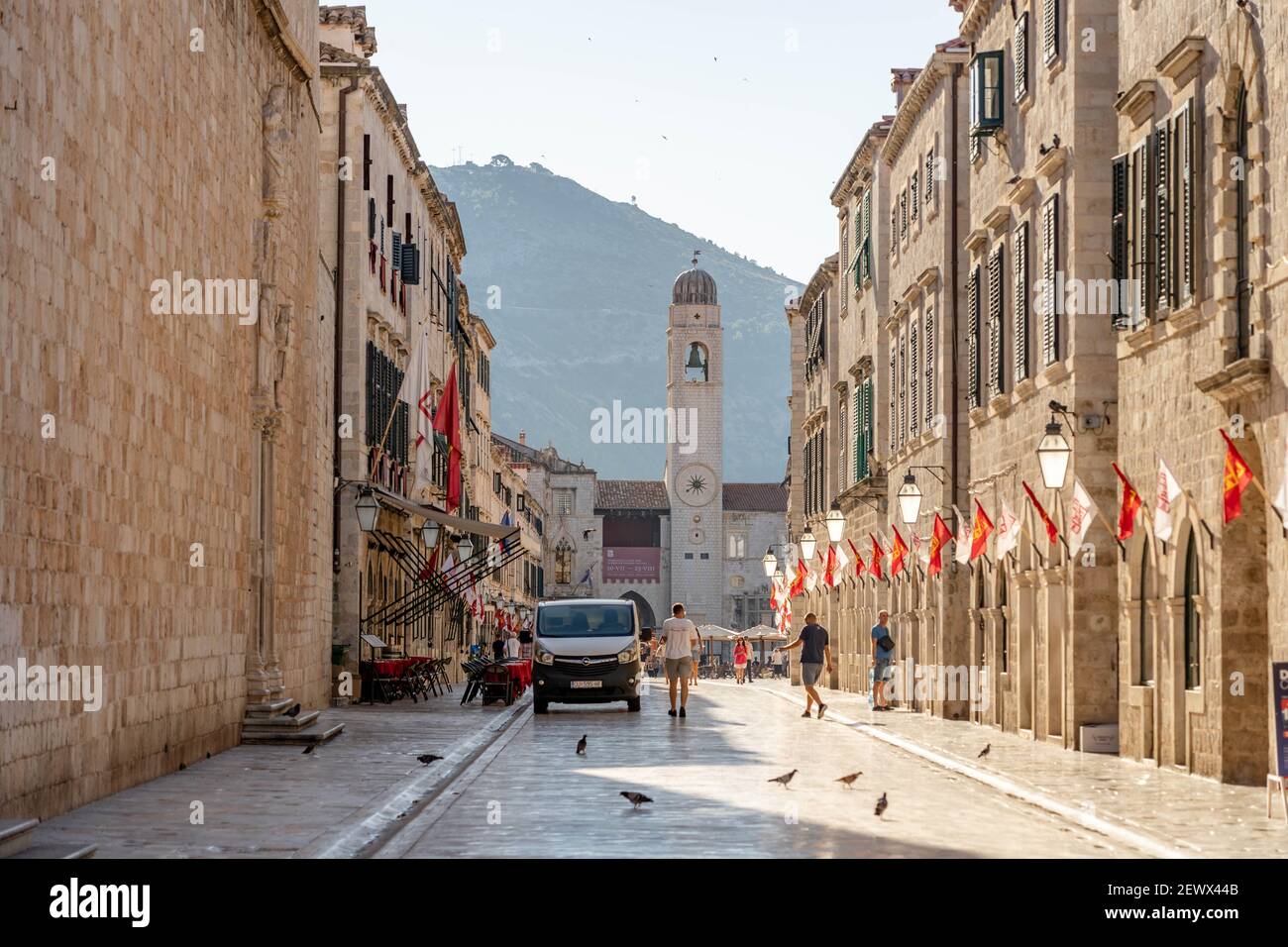 Dubrovnik, Croazia - 22 agosto 2020: Via vuota di stradun nella città vecchia con vista sulla cupola del campanile in estate mattina Foto Stock