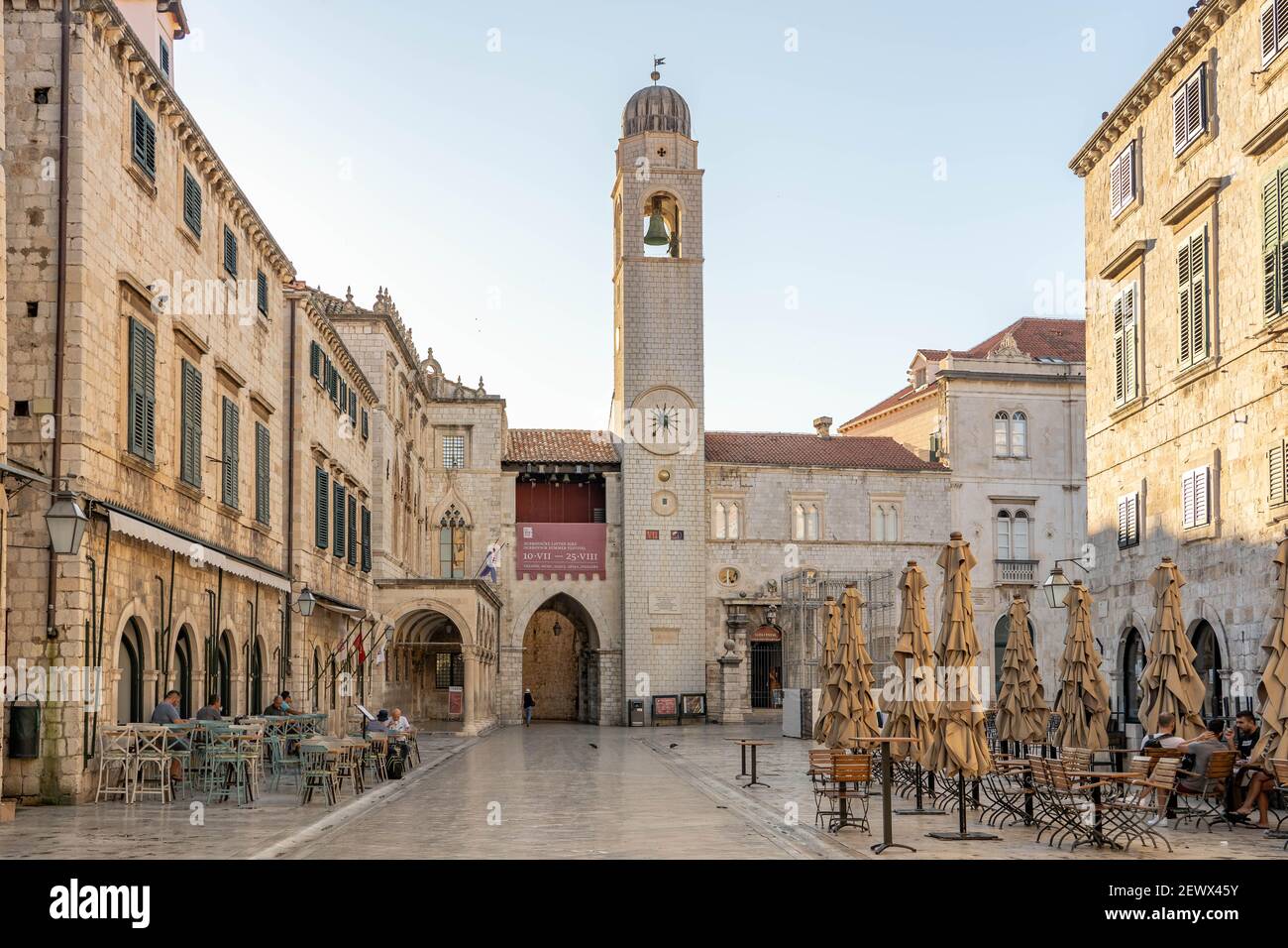 Dubrovnik, Croazia - Agosto 22, 2020: Vista della torre campanaria da via vuota stradun nel centro storico alba mattina Foto Stock