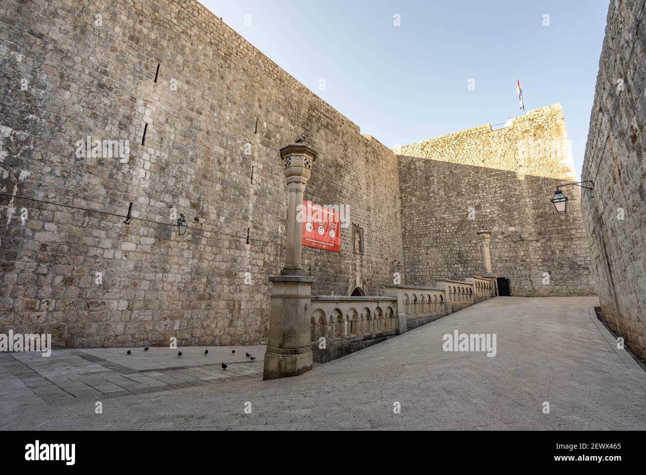 Dubrovnik, Croazia - 22 agosto 2020: Rampa di pietra calcarea per porta pile alla città vecchia in mattinata Foto Stock