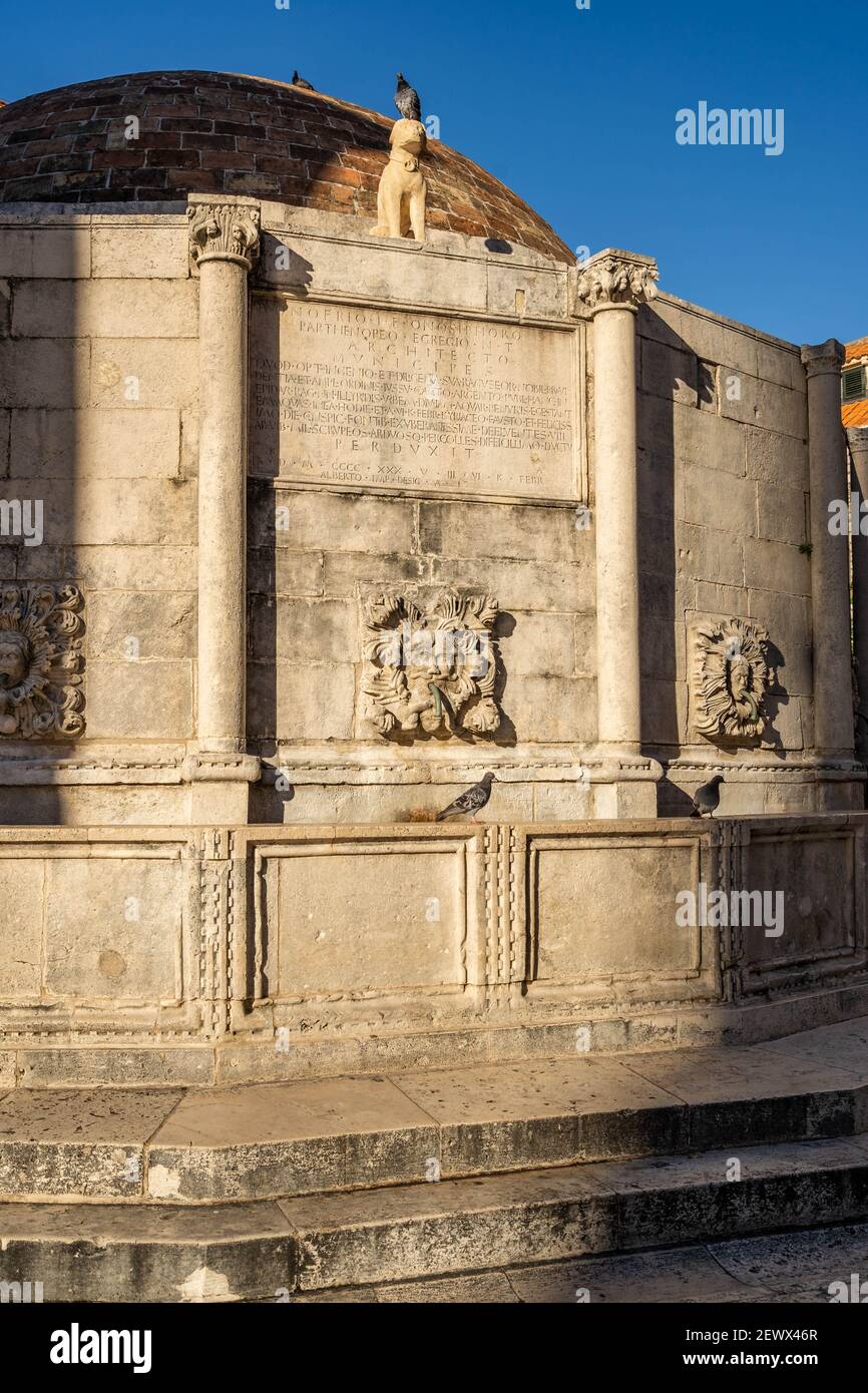 Dubrovnik, Croazia - 22 agosto 2020: Fontana di Onofrio grande nella città vecchia strada principale stradun Foto Stock