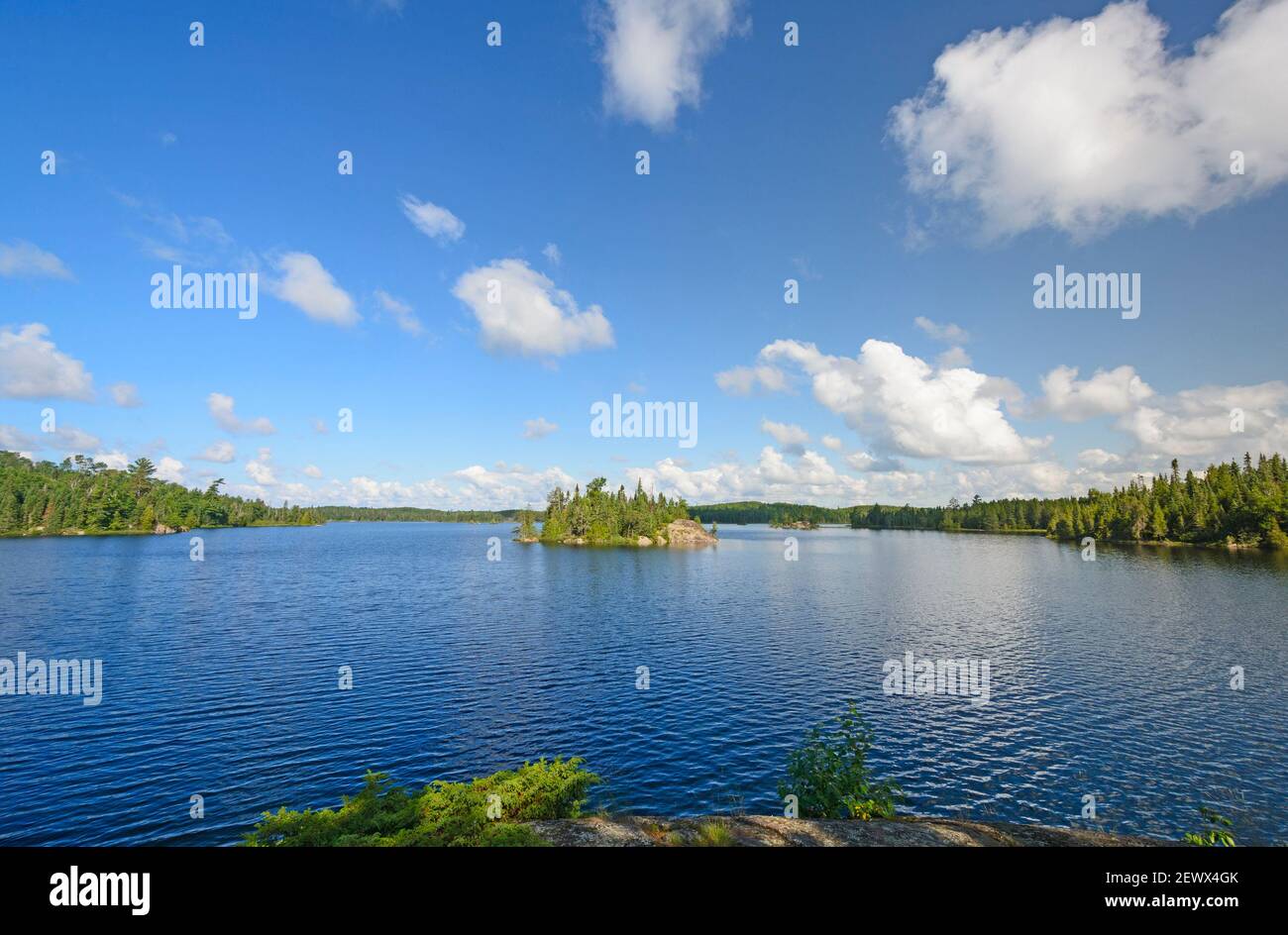 Mattina presto sul lago Saganagons nel Parco Provinciale Quetico Foto Stock