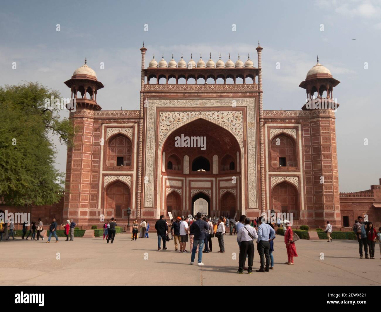 AGRA, INDIA - 26 MARZO 2019: Scatto esterno del cancello di entrata principale al taj mahal ad agra, india. Conosciuto anche come Darwaza-i-rauza o grande cancello. Foto Stock