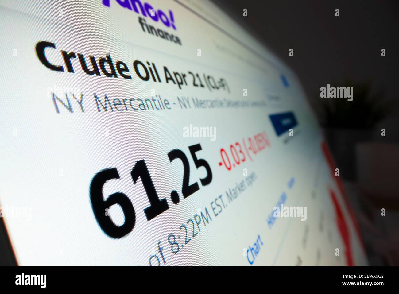 Vista ravvicinata del prezzo del greggio sulla pagina web Yahoo Finance Foto Stock