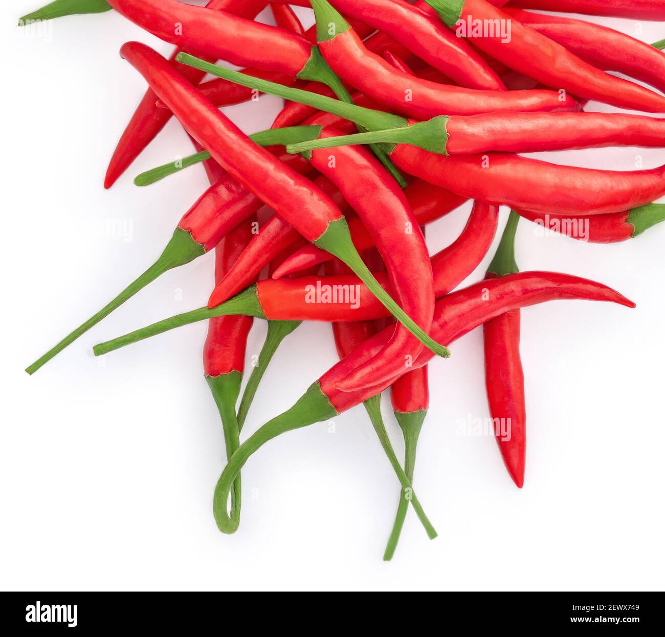 Peperoncino isolato su sfondo bianco. Un mucchio di peperoncino rosso  fresco vista dall'alto Foto stock - Alamy