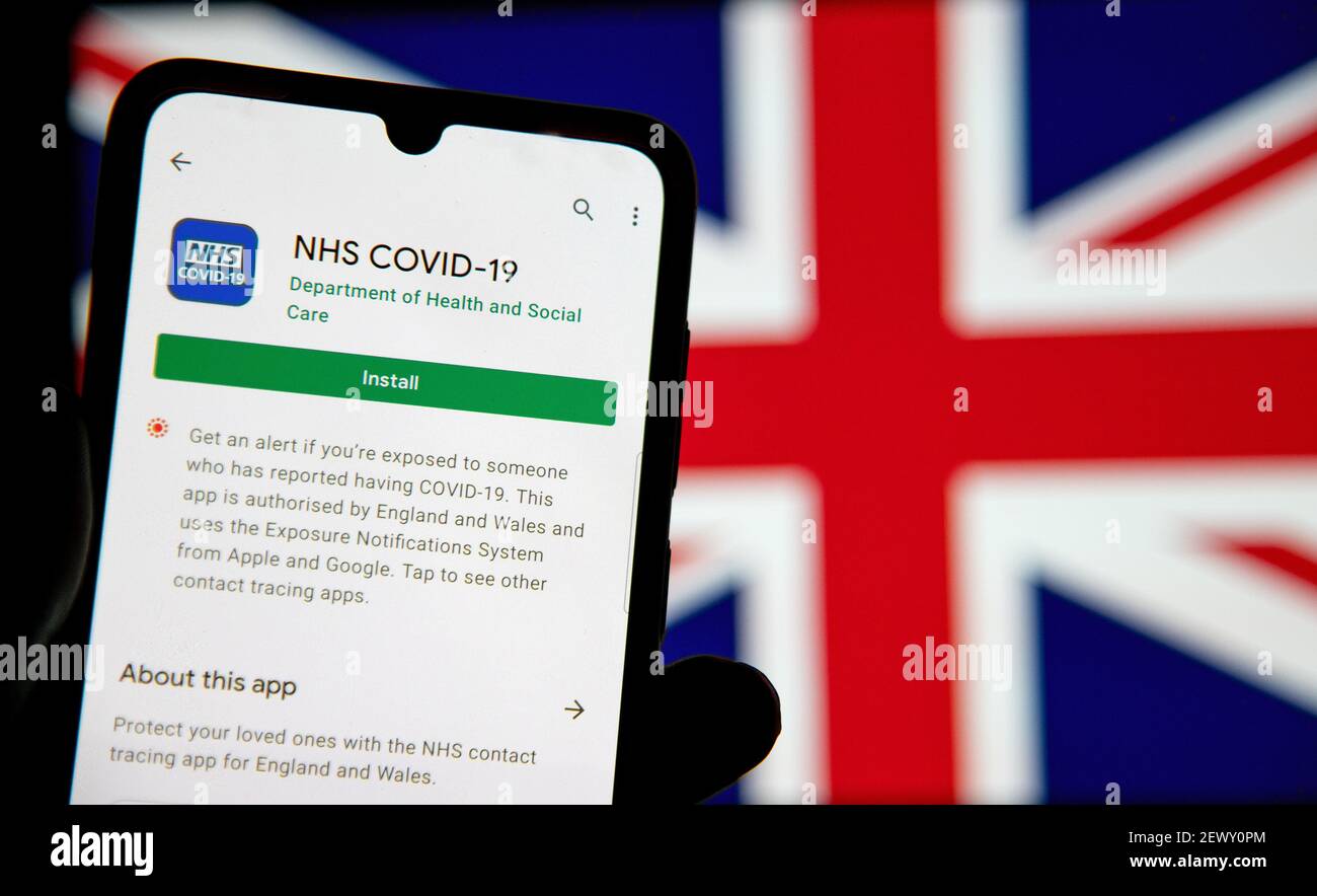 Silhouette di persona che utilizza l'applicazione per dispositivi mobili NHS Covid-19 UK in cellulare samsung Foto Stock