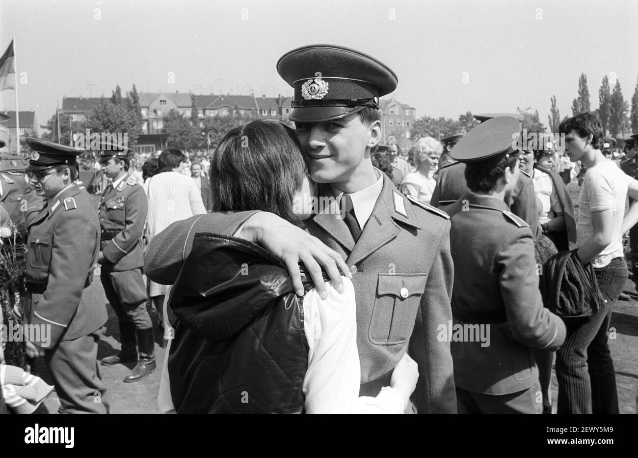 15 marzo 1982, Sassonia, Delitzsch: Abbraccio dalla fidanzata. Giovani soldati della NVA sono giurati in un campo sportivo a Delitzsch nella primavera del 1982. Partecipano genitori, parenti, conoscenti e la popolazione. Data esatta della registrazione non nota. Foto: Volkmar Heinz/dpa-Zentralbild/ZB Foto Stock