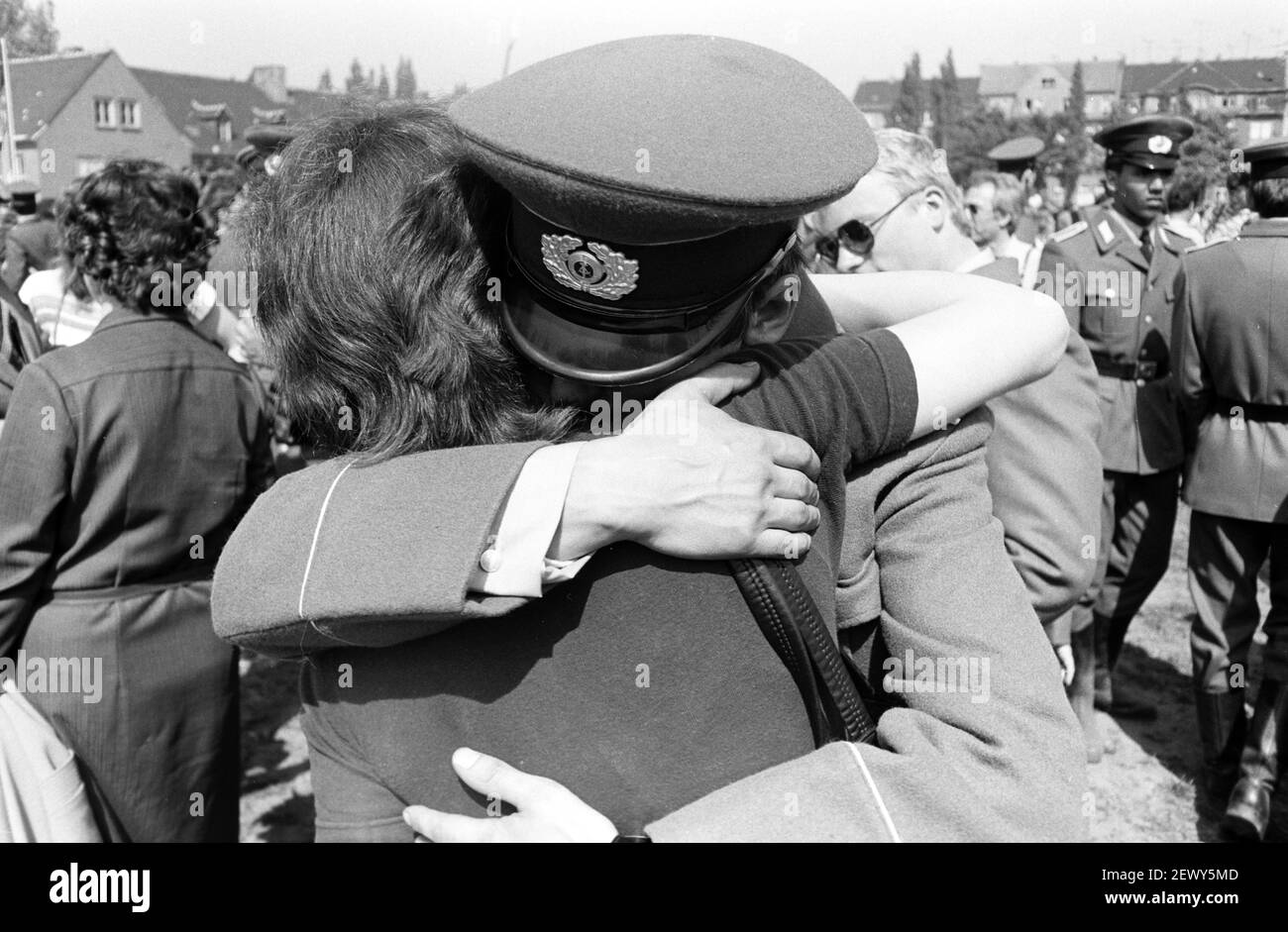 15 marzo 1982, Sassonia, Delitzsch: Abbraccio con la moglie. Giovani soldati della NVA sono giurati in un campo sportivo a Delitzsch nella primavera del 1982. Partecipano genitori, parenti, conoscenti e la popolazione. Data esatta della registrazione non nota. Foto: Volkmar Heinz/dpa-Zentralbild/ZB Foto Stock