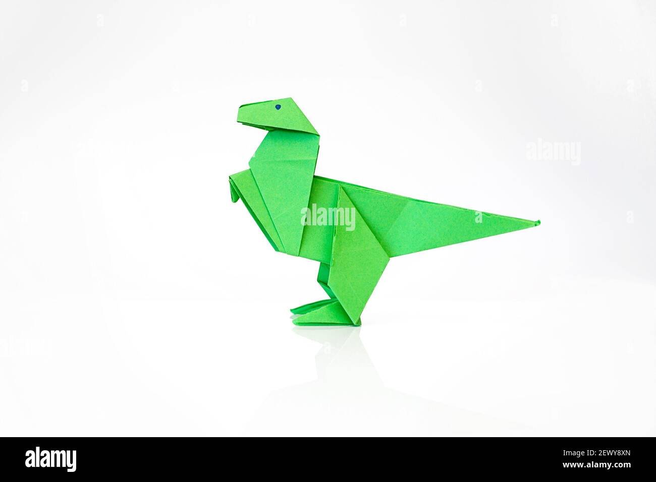 Dinosauro di carta Origami isolato su sfondo bianco con spazio di copia Foto Stock